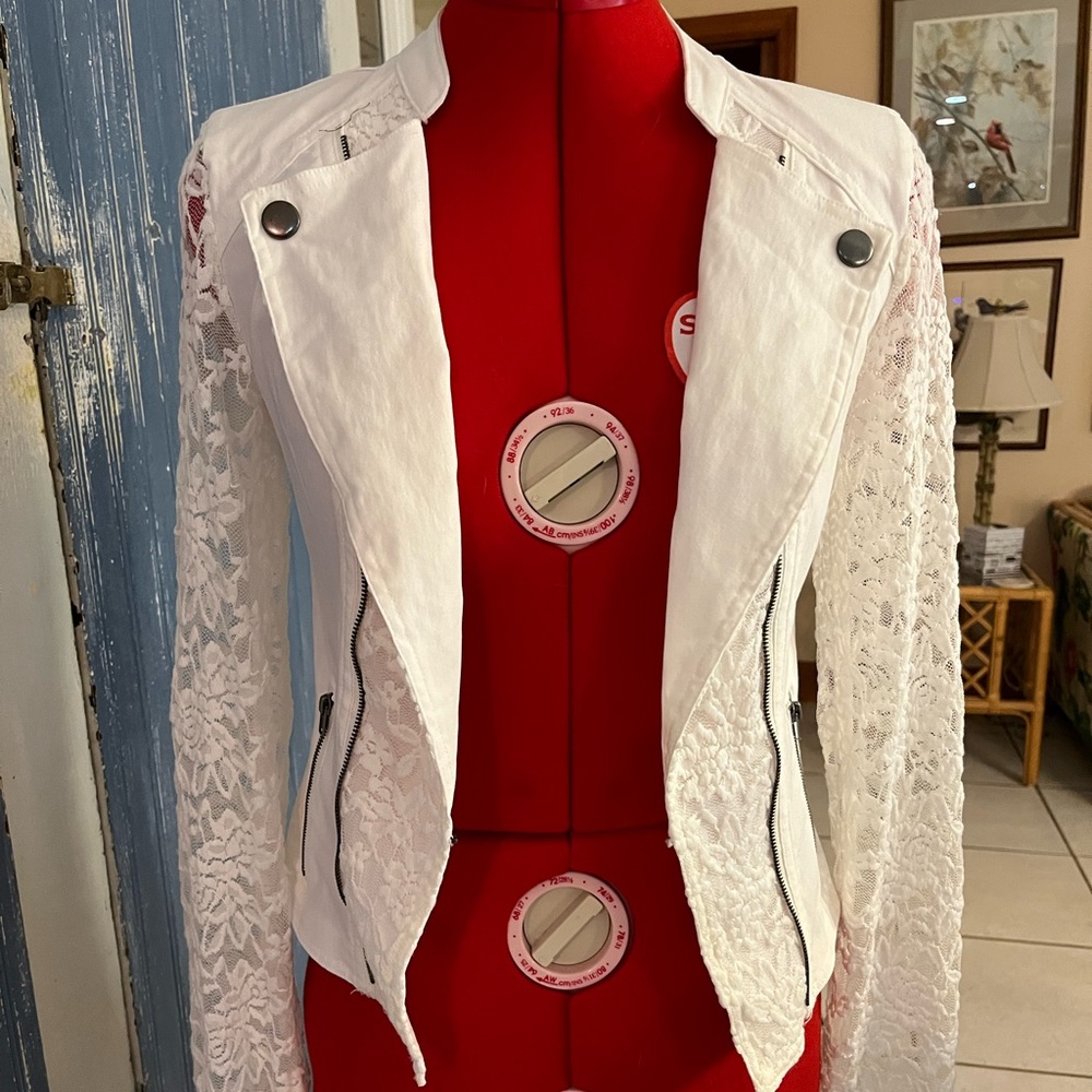 Size small nwot white lace jacket. - Picture 3 of 4
